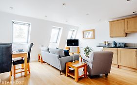 Central 3 Bed Apartment At Regents Court, Newbury