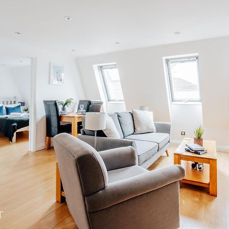 Central 3 Bed Apartment At Regents Court, Newbury Newbury  Exterior photo