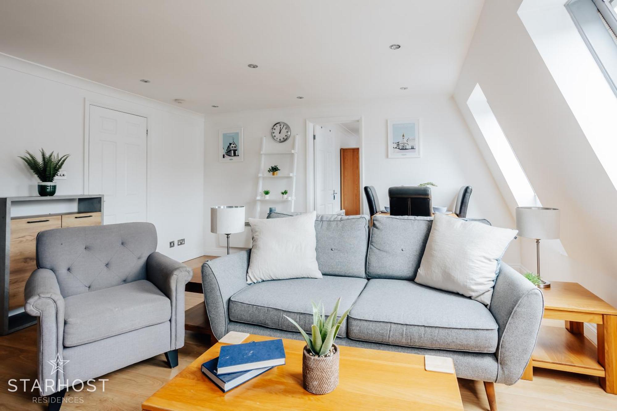Central 3 Bed Apartment At Regents Court, Newbury Newbury  Exterior photo